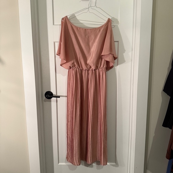 H&M Dresses & Skirts - H&M Blush Sleeveless Pleated Midi Dress